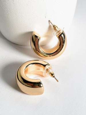 Смотреть модные образы с валберриз с Серьги (артикул 208032327)