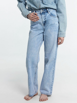 Смотреть модные образы с валберриз с Джинсы (артикул 217925828)