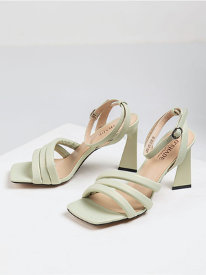 Смотреть образы с Босоножки (артикул 208958941)