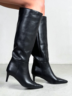 Смотреть модные образы с валберриз с Сапоги (артикул 253397185)