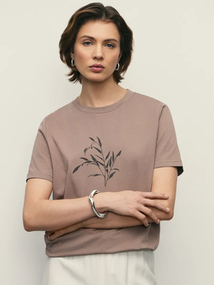 Смотреть модные образы с валберриз с Футболка (артикул 342366160)