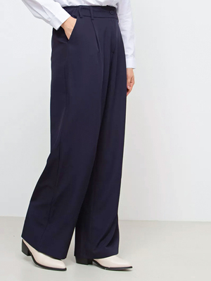 Смотреть модные образы с валберриз с Брюки (артикул 147689628)