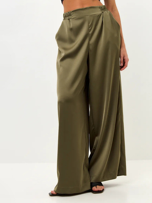 Смотреть модные образы с валберриз с Брюки (артикул 399365401)