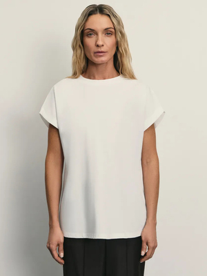 Смотреть модные образы с валберриз с Футболка (артикул 370284627)