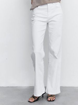 Смотреть модные образы с валберриз с Джинсы (артикул 387270784)