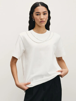 Смотреть модные образы с валберриз с Футболка (артикул 432648895)