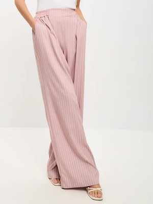 Смотреть модные образы с валберриз с Брюки (артикул 379063496)