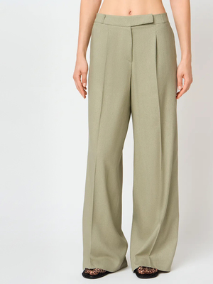 Смотреть модные образы с валберриз с Брюки (артикул 446253367)