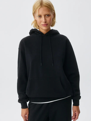 Смотреть модные образы с валберриз с Худи (артикул 453279007)