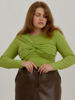 Смотреть модные образы с валберриз с Лонгслив (артикул 314587468)