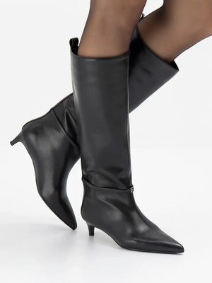 Смотреть модные образы с валберриз с Сапоги (артикул 440802437)