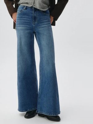 Смотреть модные образы с валберриз с Джинсы (артикул 496389978)