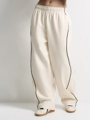 Смотреть образы с Брюки (артикул 748773649)