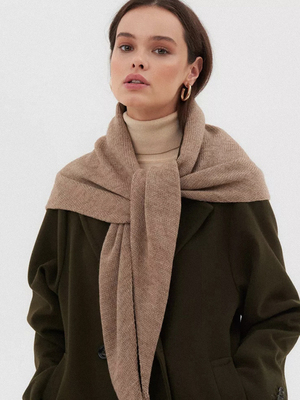 Смотреть модные образы с валберриз с Шарф (артикул 174796703)