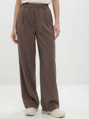 Смотреть образы с Брюки (артикул 835542305)